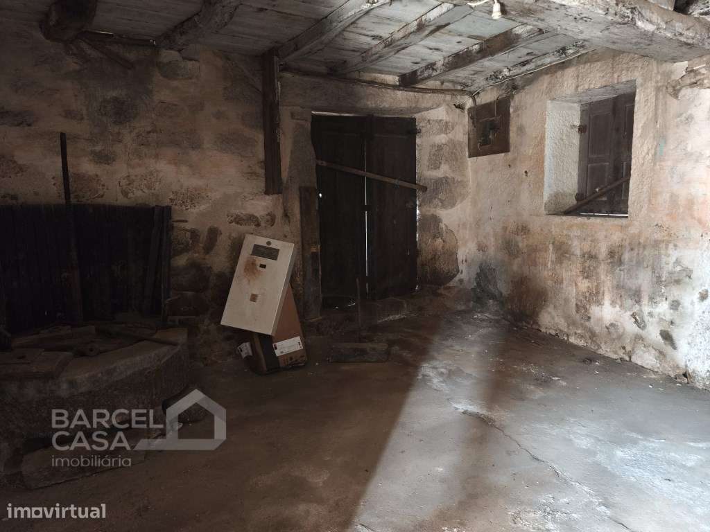 Oportunidade Única - Moradia para Restauro com Vistas Panorâmicas!-23