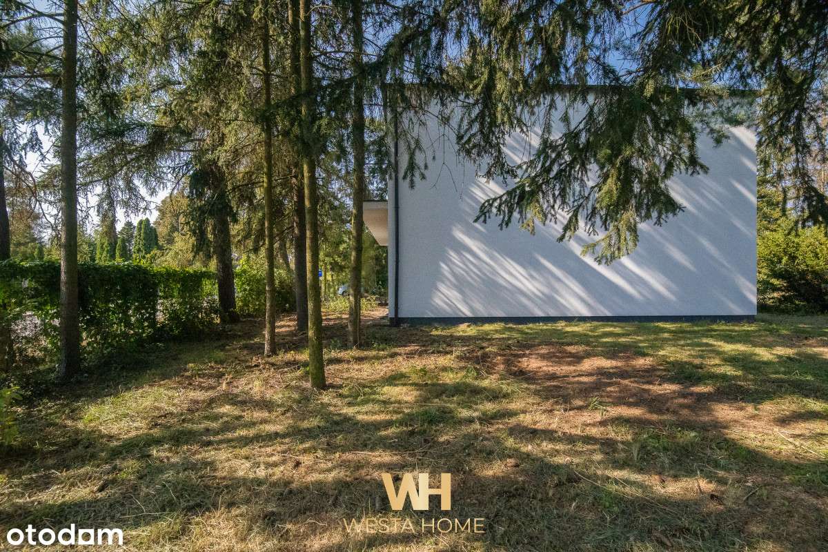 Dom wolnostojący w otoczeniu drzew. Zakroczym.-1