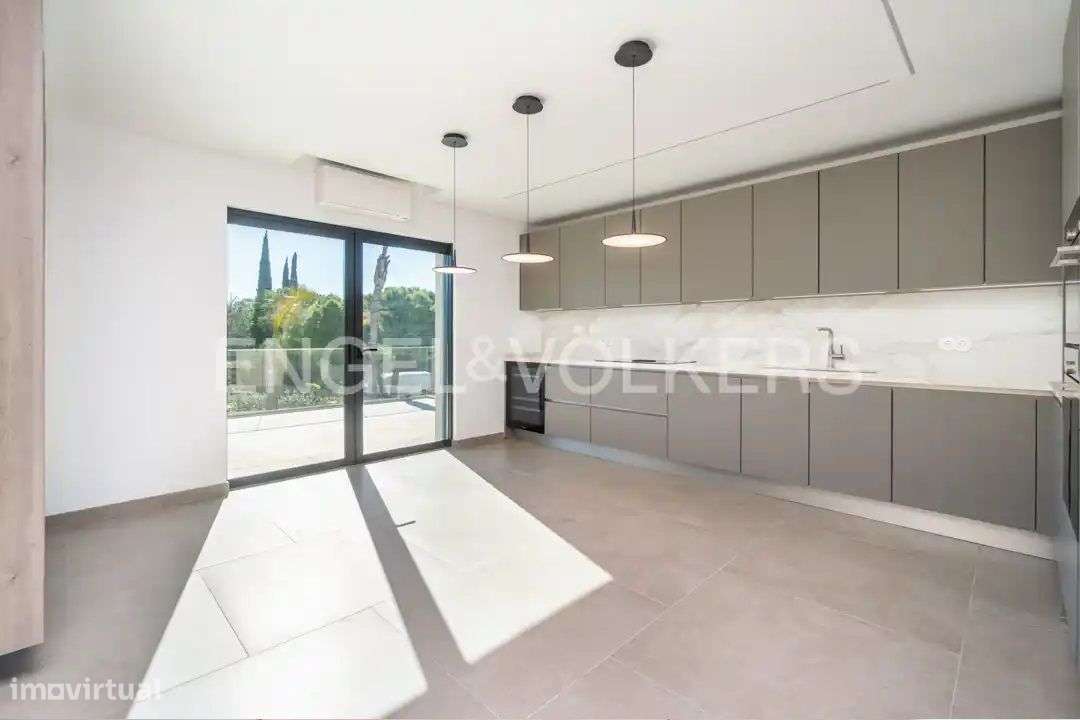 Moradia V4 Exclusiva perto do Carvoeiro-12