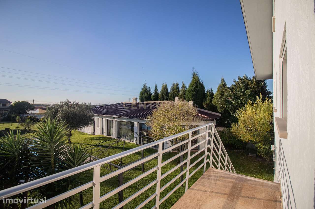 Moradia com piscina, terreno e anexos em Vieira de Leiria e a 2km da p-37