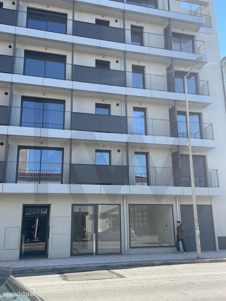 Loja Premium (Estreia) | Montra de 6m | Junto à USF Covelo – Porto - Grande imagem: 3/8