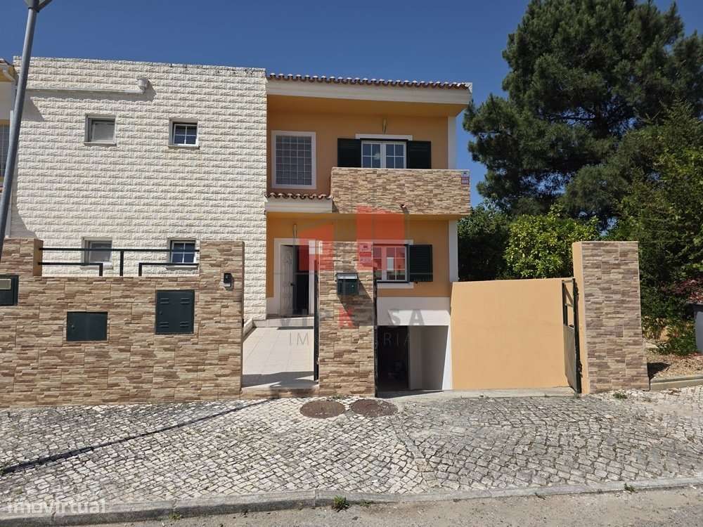 Moradia T4 com Piscina em 900 m2 de lote-0
