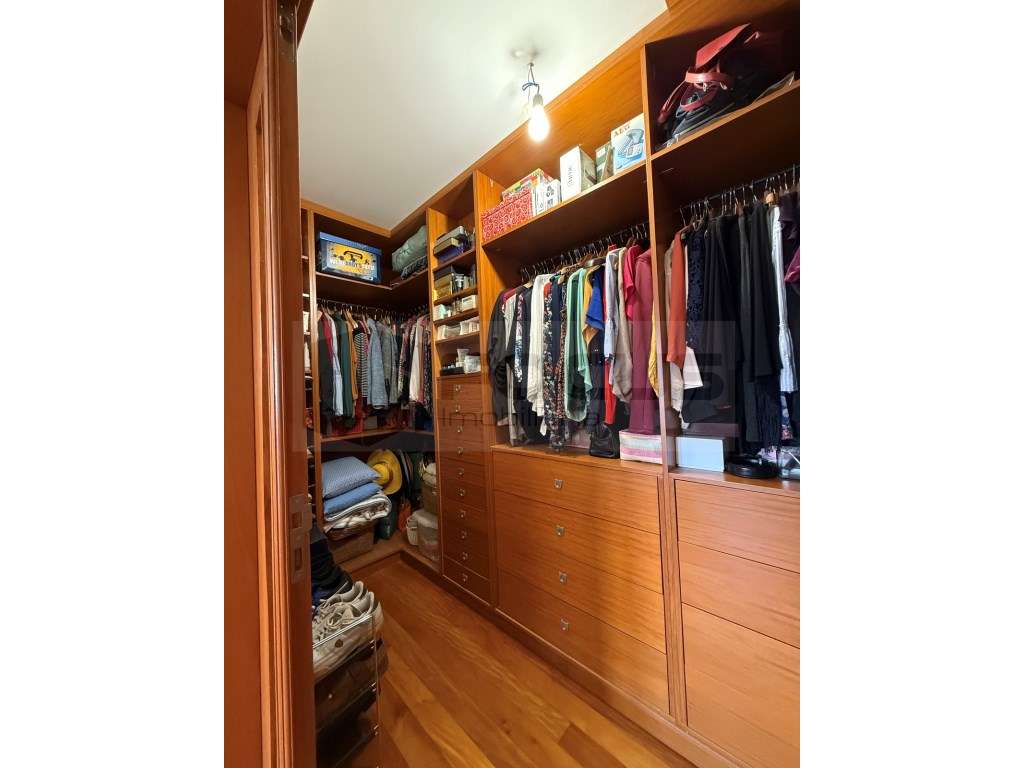 Espaçosa moradia T4 para venda em Esgueira-32