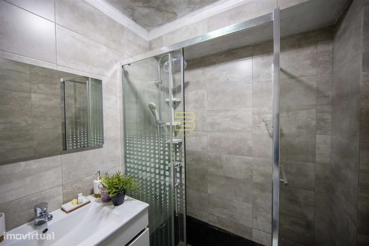 T2 com 2 frentes, varanda em Santegãos, Rio Tinto, situado no 2.º anda - Grande imagem: 4/10