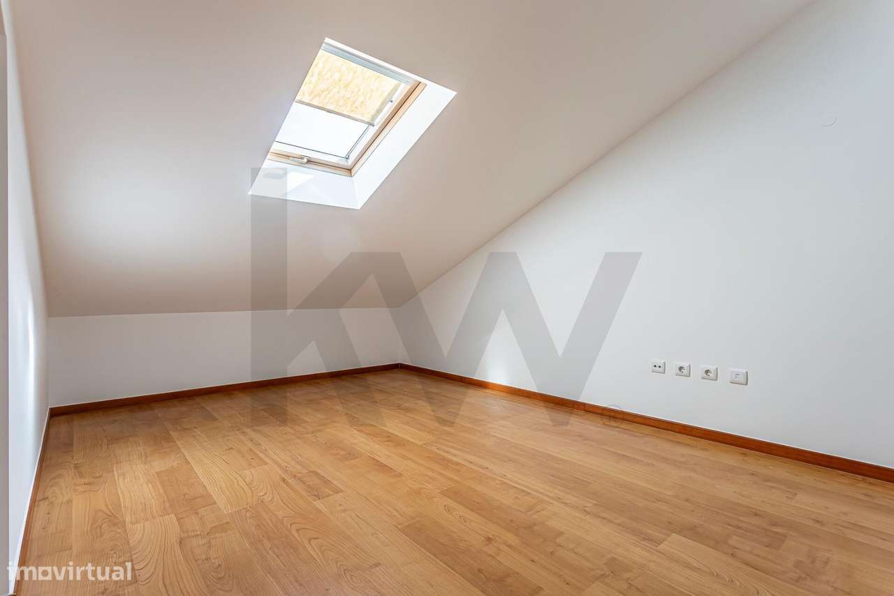 Apartamento T3 Duplex com aproveitamento superior | 5 Quartos | Garage-10