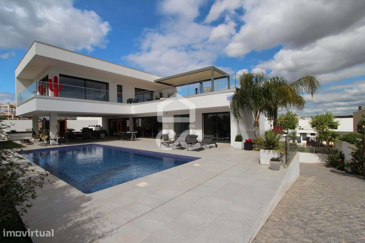 Moradia T3 com piscina, terraço e garagem ampla em Alcantarilha-38