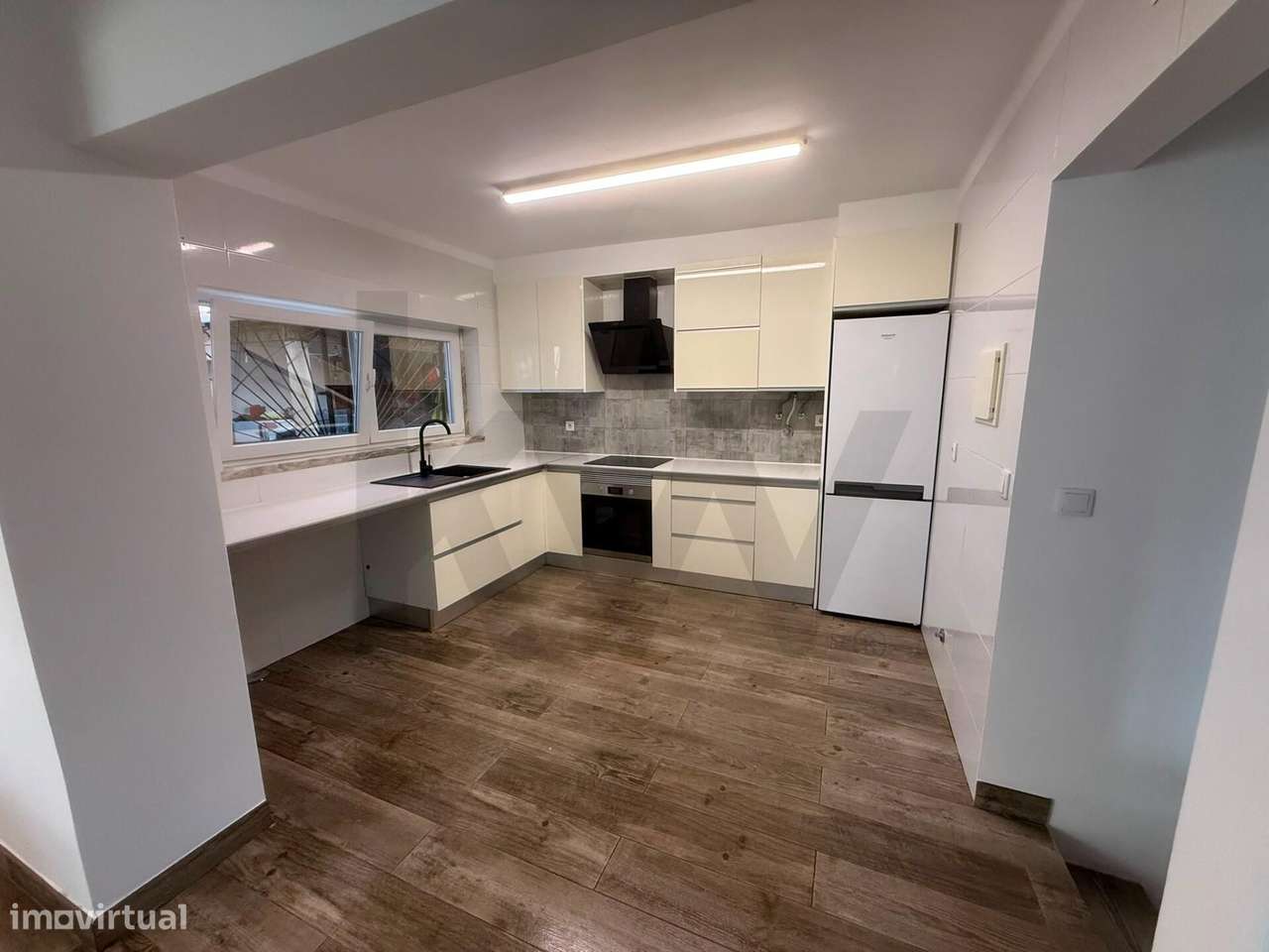 Esplêndido Andar de Moradia, renovado, com Estacionamento e Espaço Ext-24