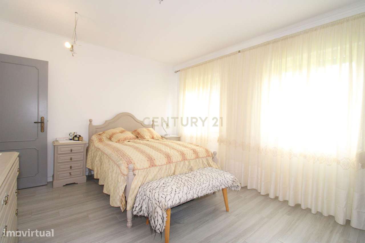Quinta com Moradia Bi-familiar, construída num lote de 7.500 m2, em Pa-18