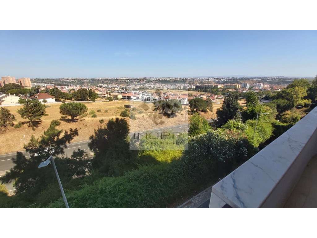 Fabuloso T4 na Radial em Odivelas com estacionamento!-37