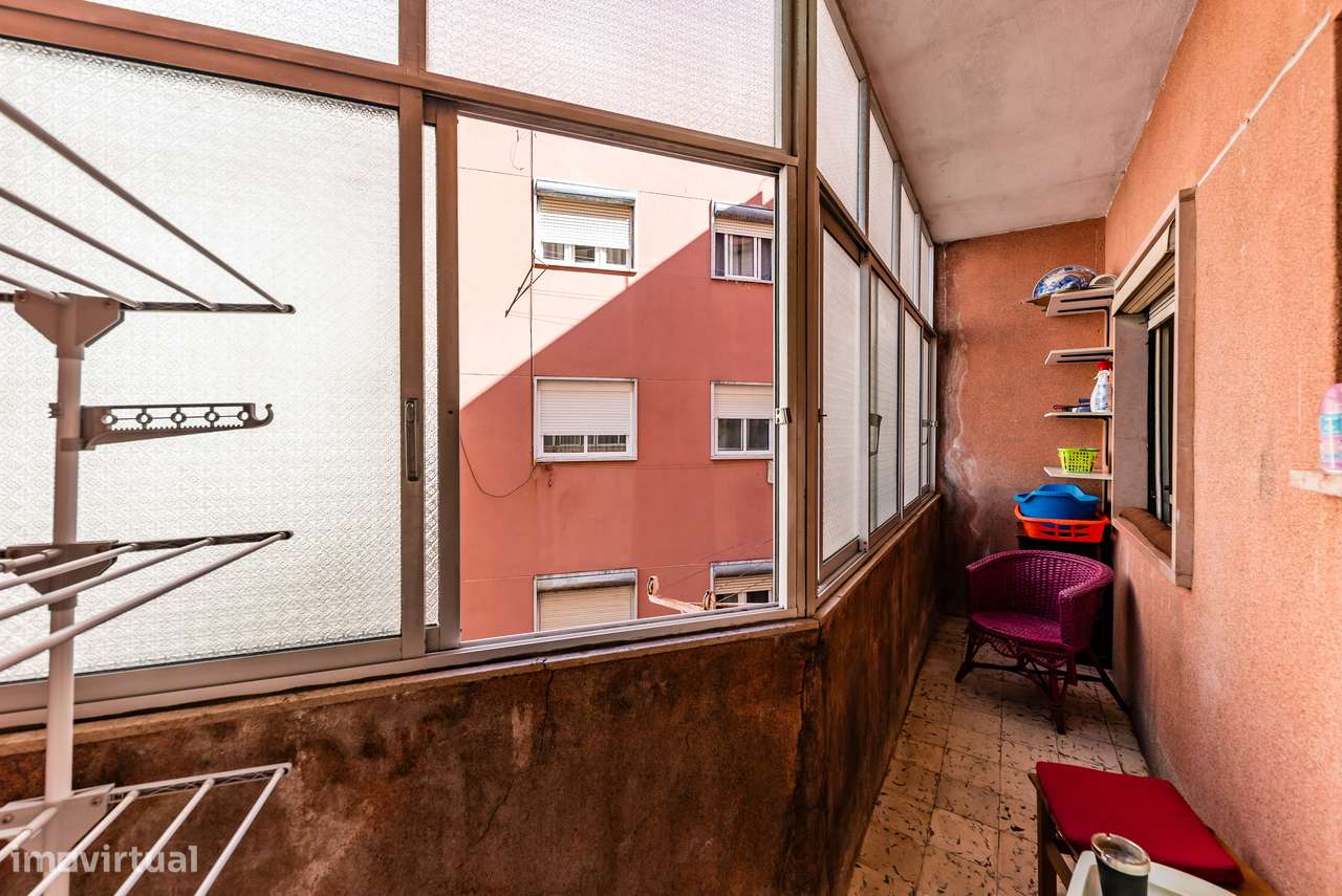 Luminoso Apartamento T2 (com Potencial para T3) na Av. José Elias Garc-16