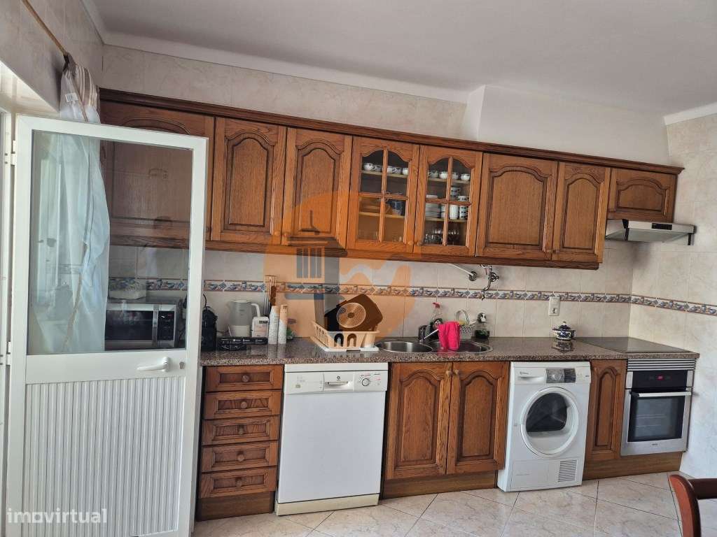 Apartamento T2 com áreas grandes para arrendamento de Setembro a Ju... - Grande imagem: 3/26