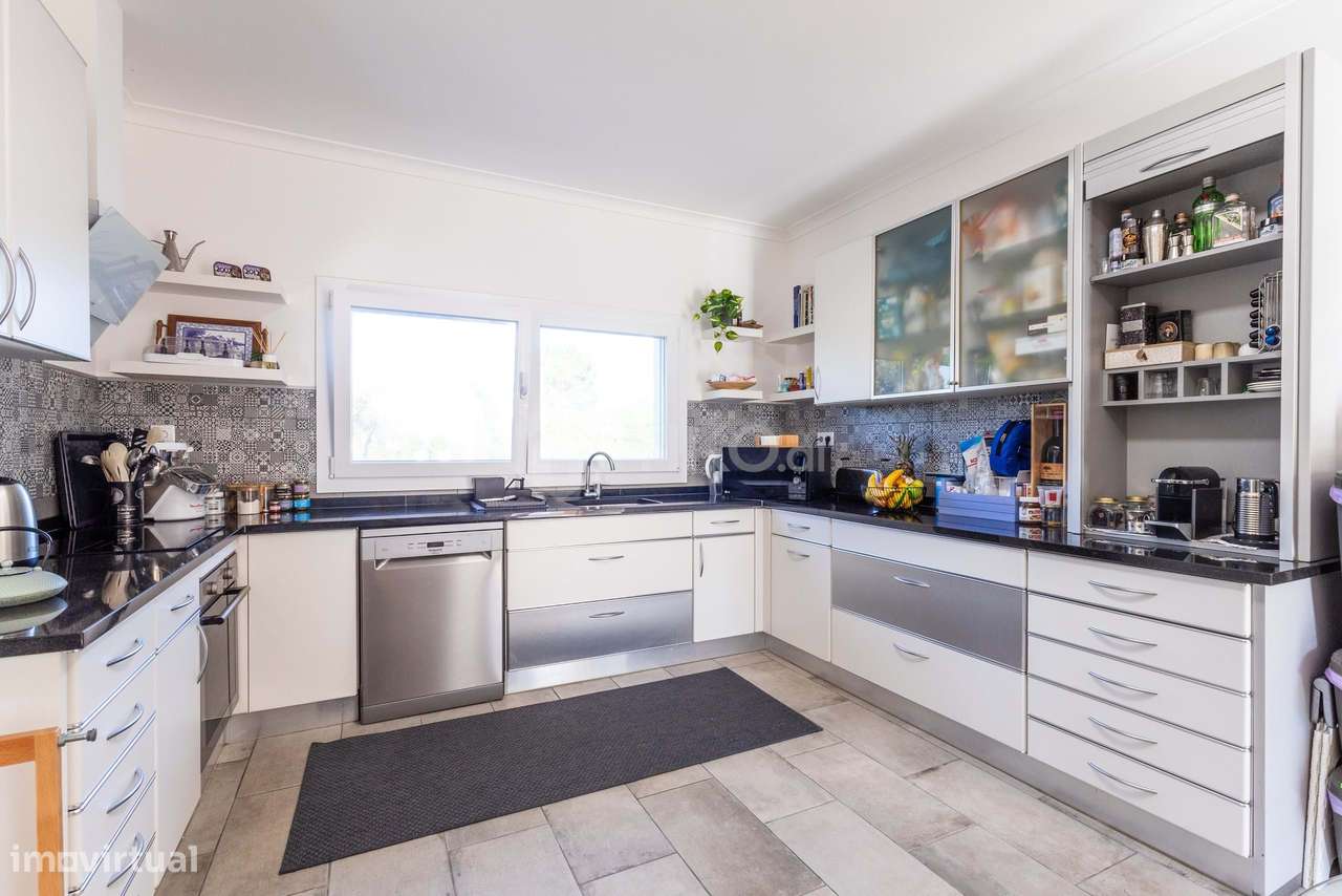 MORADIA T4 218M² EM TERRENO 1.044M² COM PISCINA EM CONDOMÍNIO GOLFE SA-29