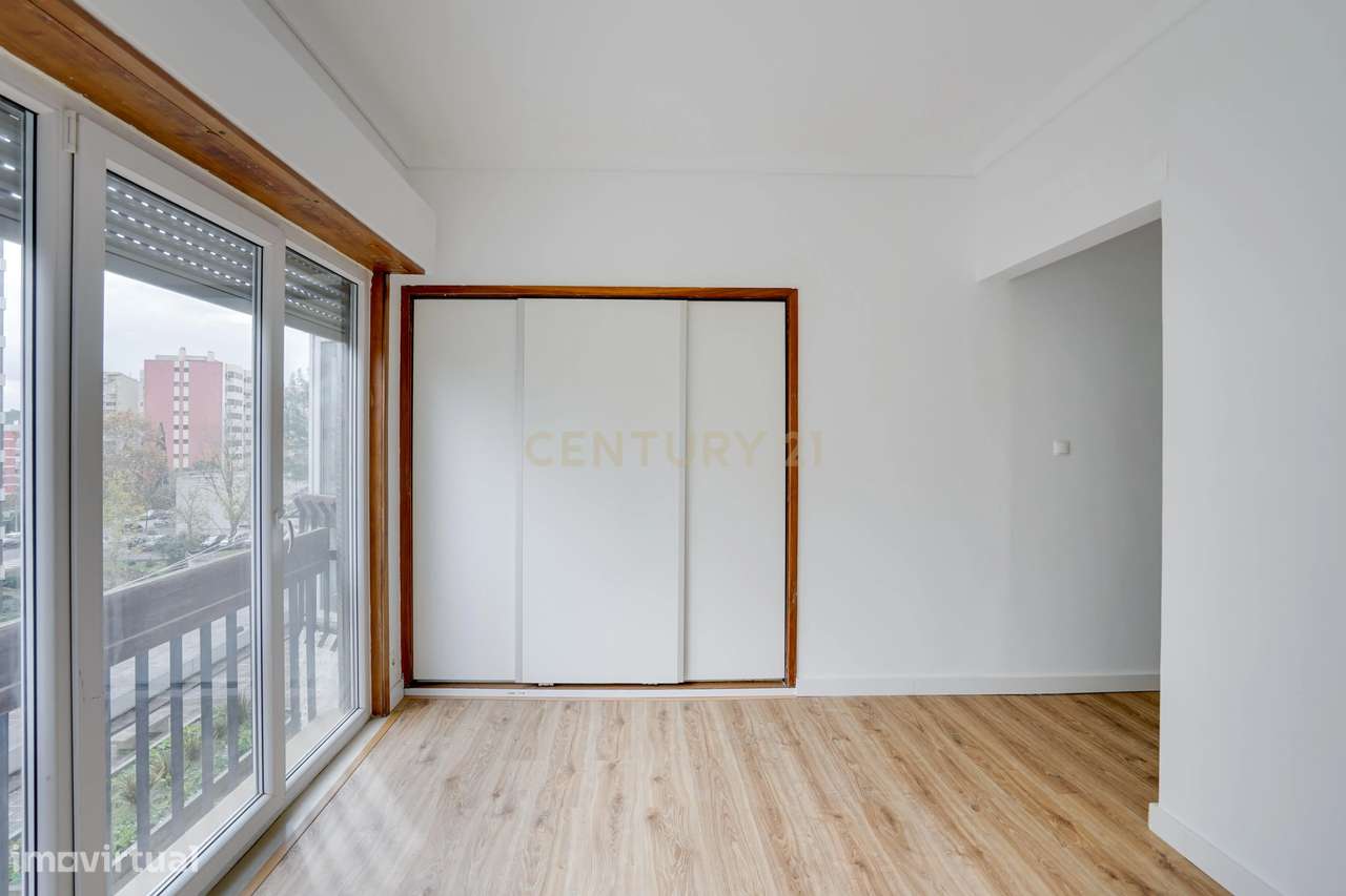 T2 transformado em T3, totalmente remodelado, localizado numa das zona-11