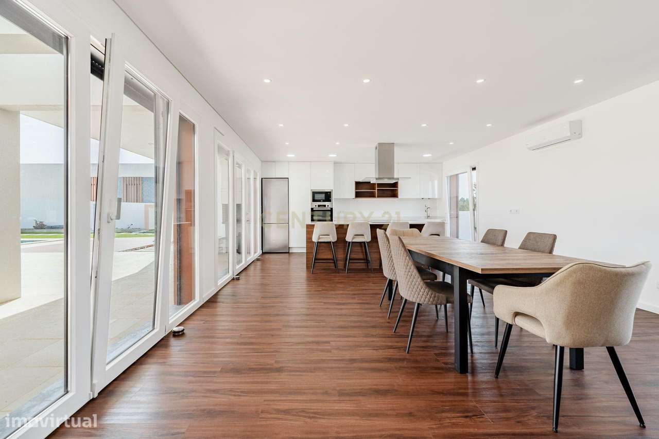 Moradia T4 em Fernão Ferro, Seixal, com Piscina e enorme Jardim-13