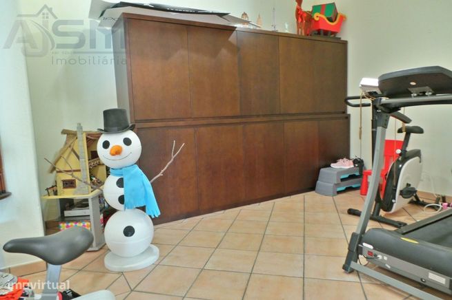 Moradia T4+3 composta por 4 pisos, salão de festas e garagem 4 carros-51