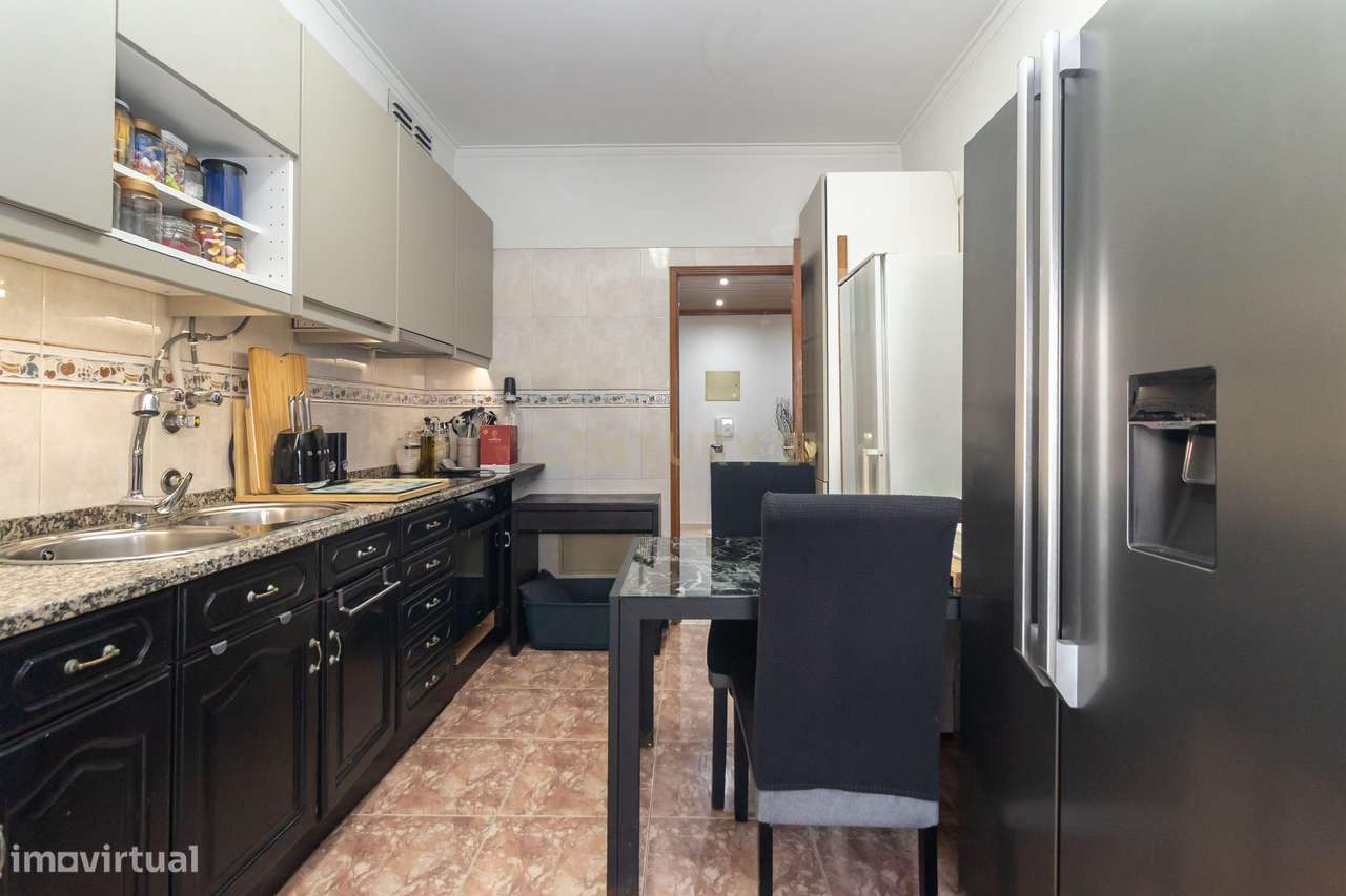 Magnifico T2, no Laranjeiro, perto do Alfeite, construção de 2002, pré-13