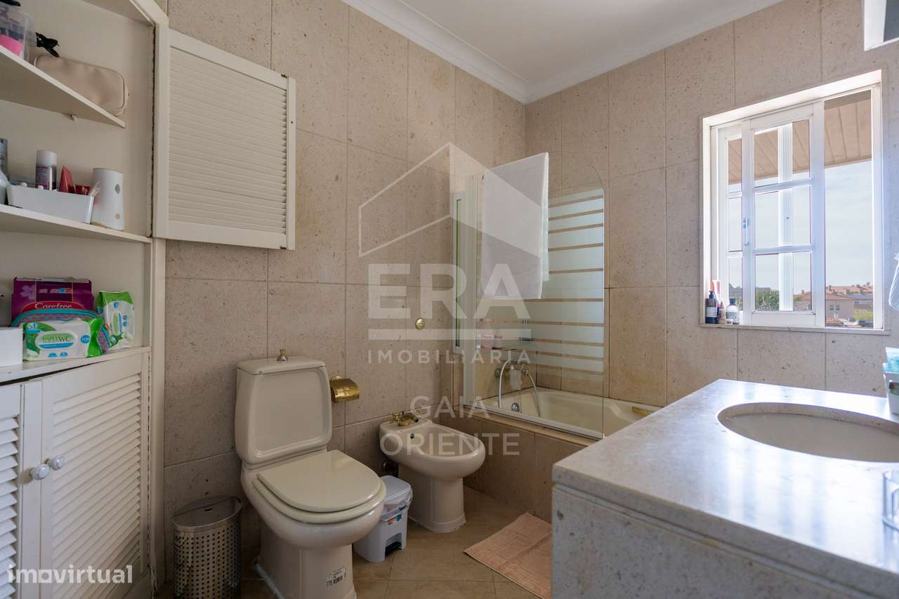 Moradia T8 com jardim e piscinas em Miramar-33