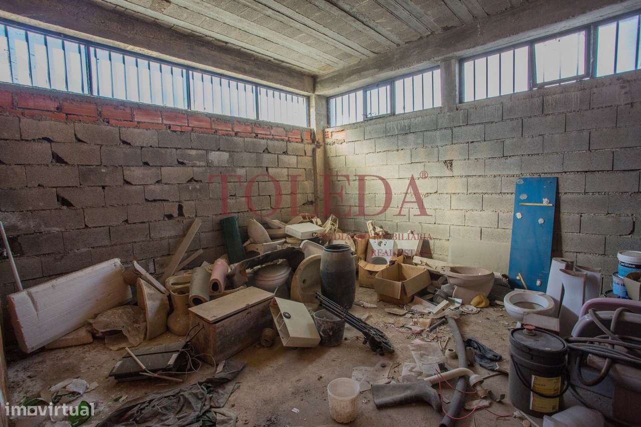 Armazém com 700m2 em zona Industrial-19