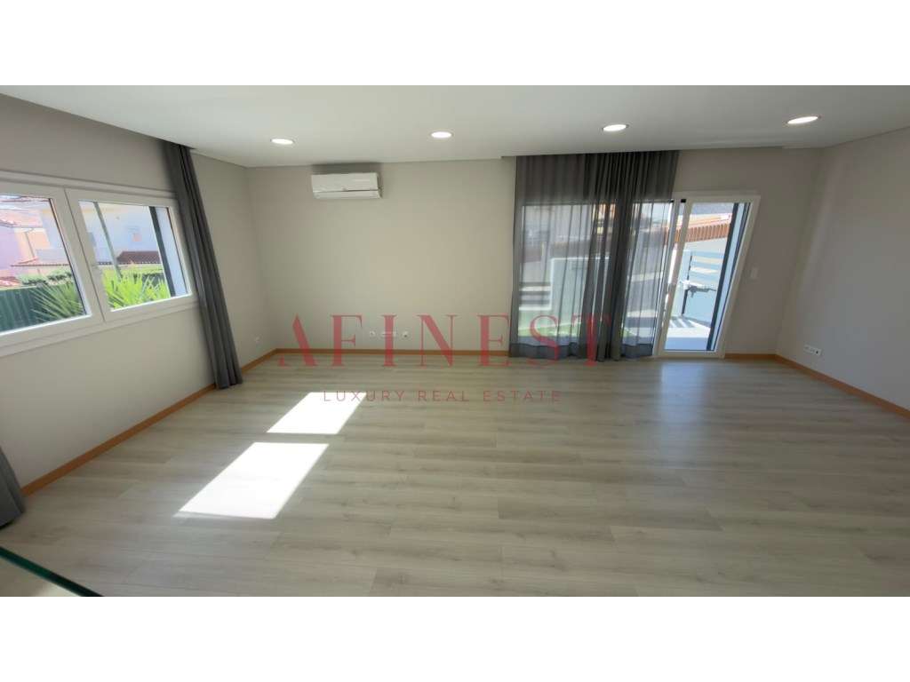 Moradia em Famões pensada para T4 | sala de 43 m² que dá 4.º quarto...-13