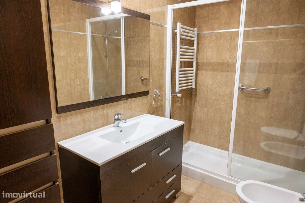 Apartamento T3 com varanda e estacionamento - Rua Duque de Terceira-25