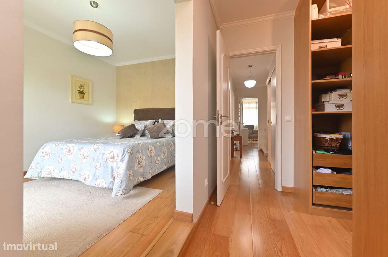 Moradia T3 + 1 remodelada, na Aldeia de Juso (Bairro Chesol)-19