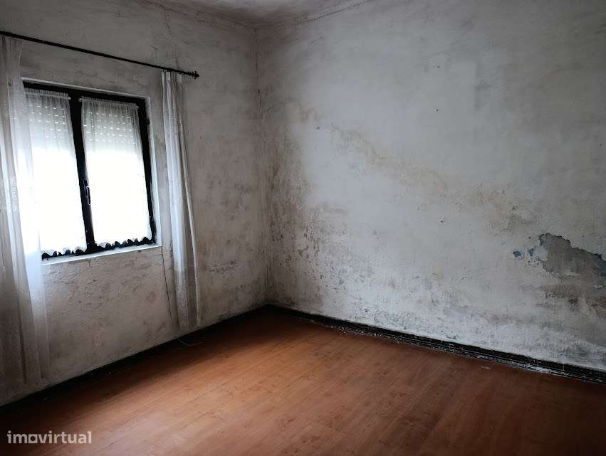 Moradia T3 geminada, com quintal, em Santa Clara, Coimbra-8