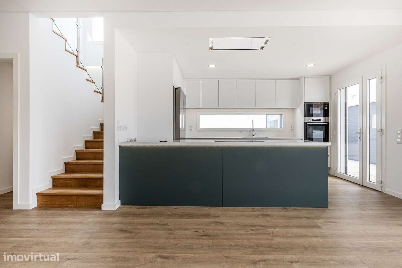 Moradia T4 de arquitetura contemporânea-8