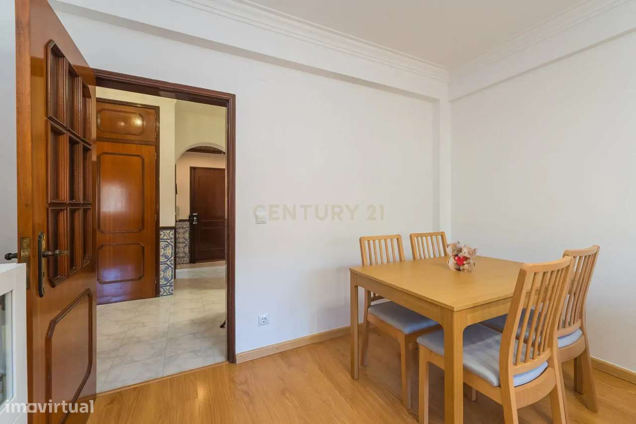 Apartamento T2 em bom estado, parcialmente remodelado-17