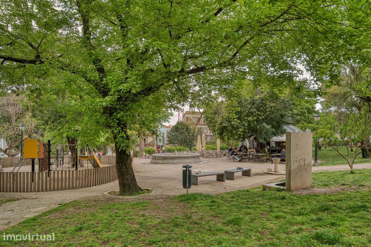 Apartamento T2 Renovado no Último Andar em Alcântara-21