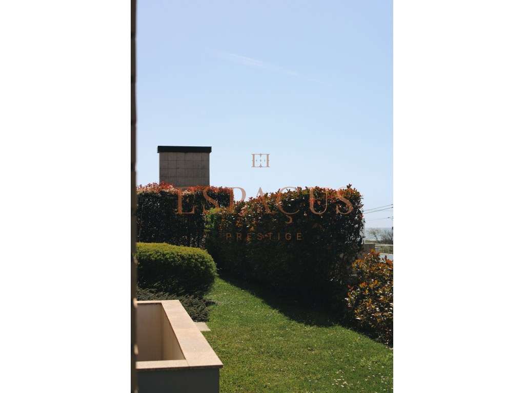 Moradia V4 com Vista Mar - Um Refúgio de Conforto e Elegância-11