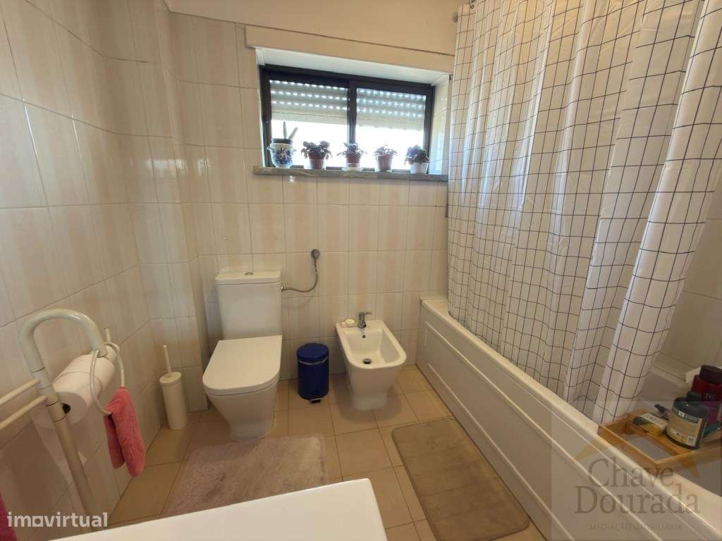 Apartamento T3+3 com garagem e sótão - São Martinho do Bispo-18