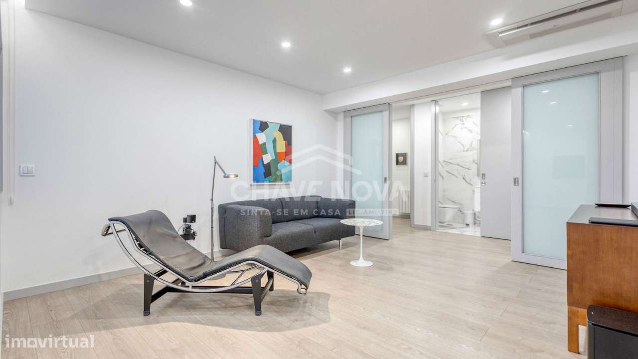 Apartamento T2 c/ Varanda e 2 Lugares de Garagem-Constituição/ Marquês-1