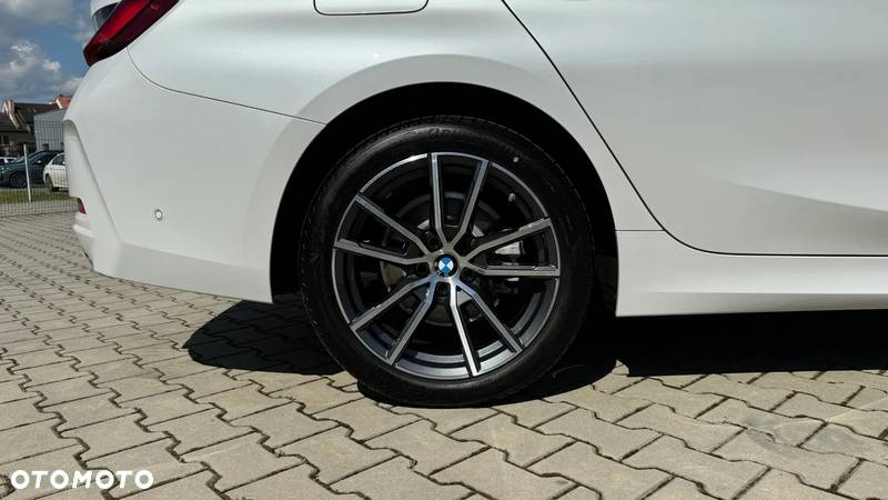 BMW Seria 3 320i - 5