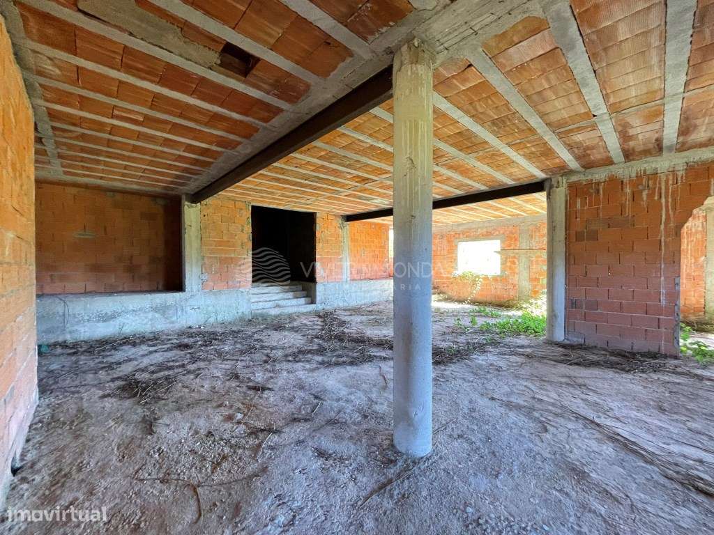 Terreno com moradia inacabada, em Sobreira - Paredes. - Grande imagem: 4/15