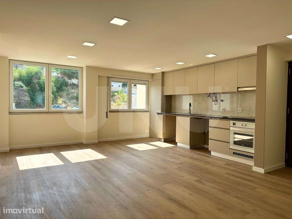 T4+2 com Varanda Panorâmica e Garagem Ampla - Conforto, Espaço e Ve...-3