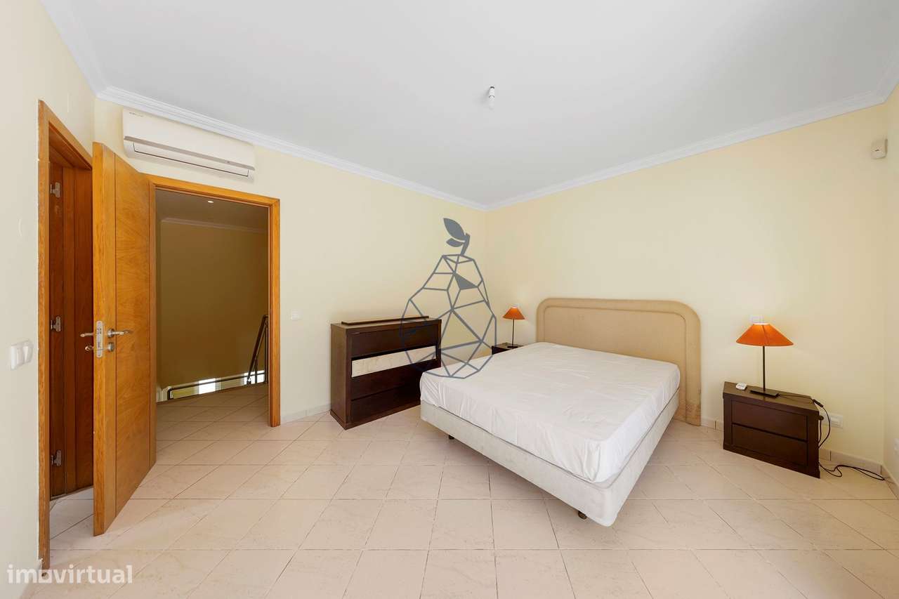 Moradia T5 com Piscina Privada, Jardim e 5 Suites em Montechoro, Albuf-29