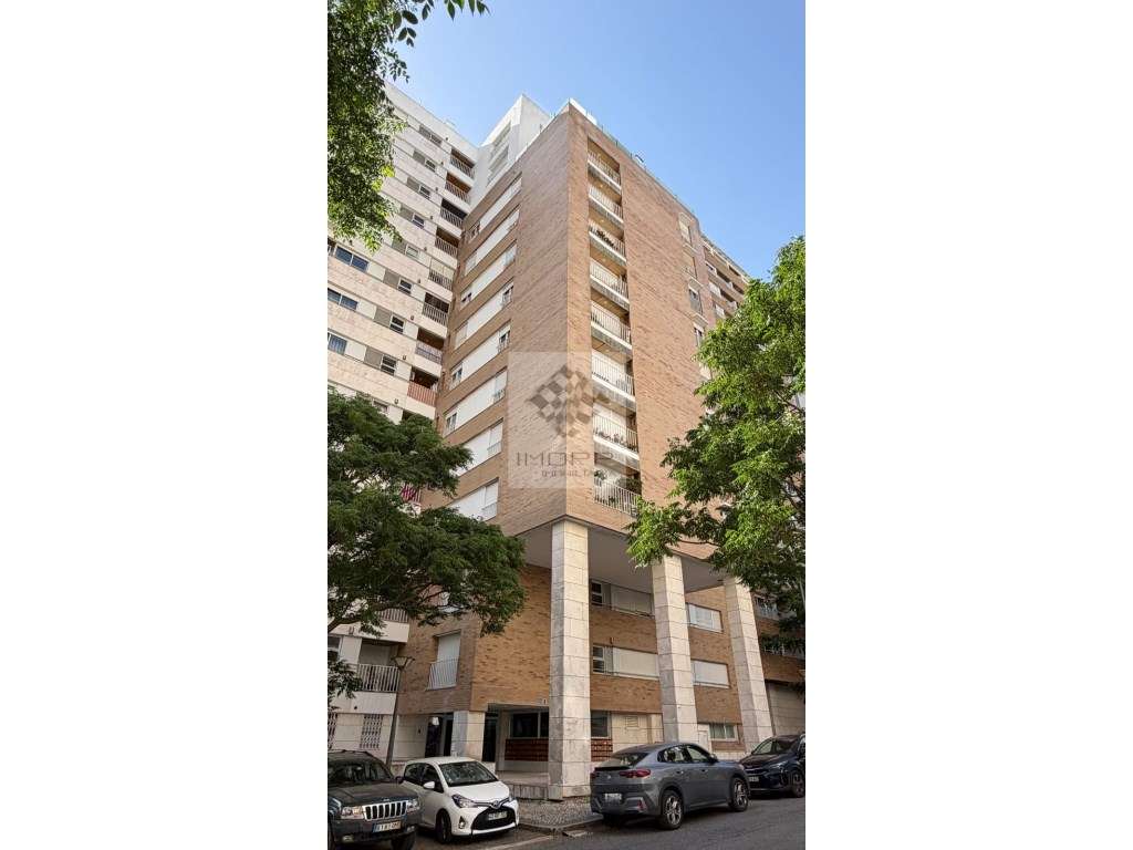 T1 com Varanda e Parqueamento na Alta de Lisboa / Quinta do Lambert-22