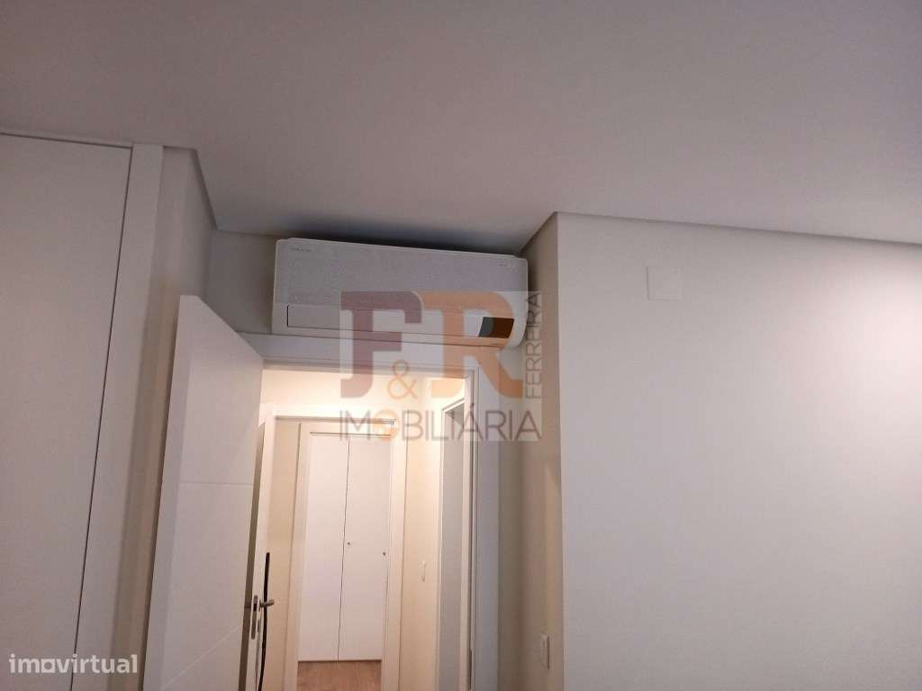 Excelente !!Apartamento T2 Semi- Novo com Varanda e Garagem-16