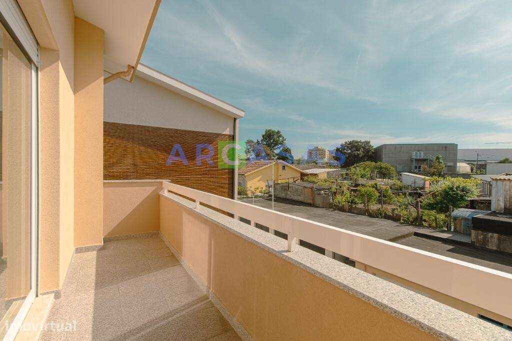 Apartamento T3 com garagem e varandas em Águas Santas, Maia-8