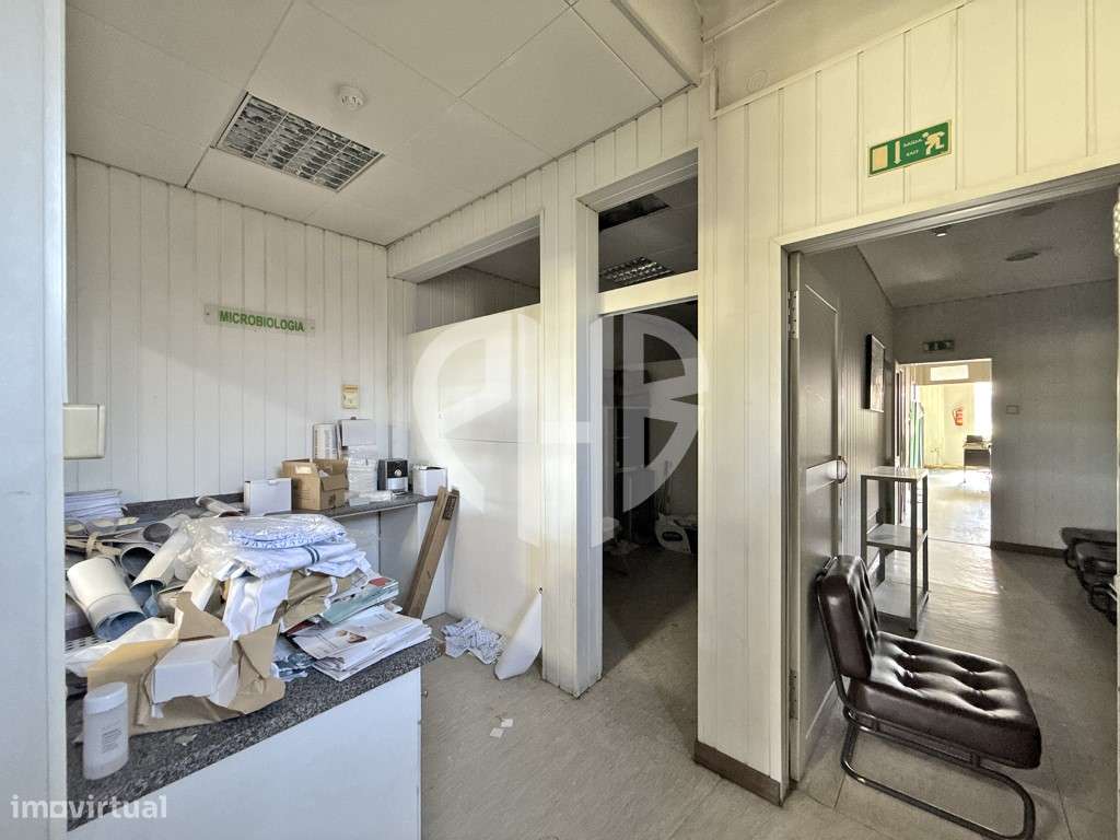 Edifício Comercial 2 Pisos // Rua do Padrão - Pedroso-28