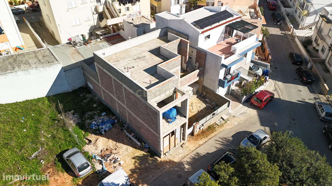Terreno com Moradia T3+1 em Construção em Portimão - Grande imagem: 2/26