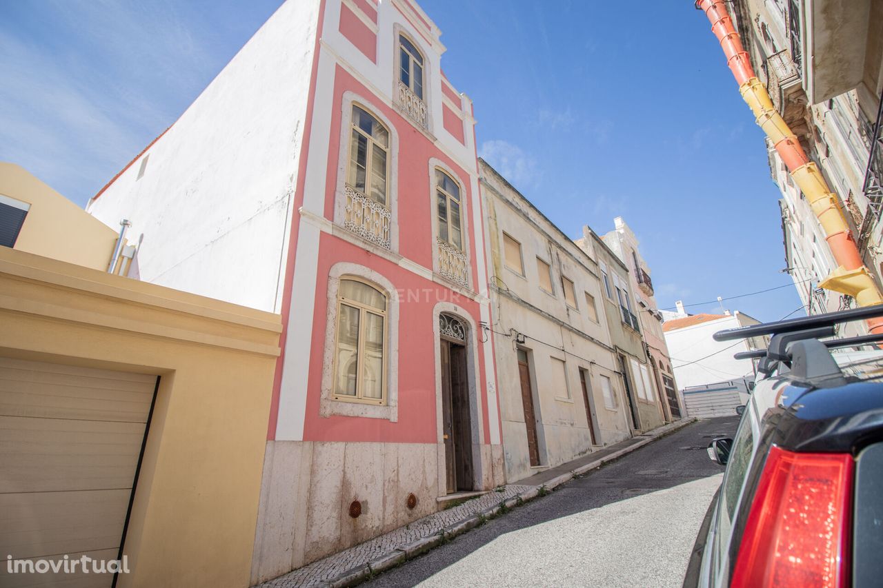 Casa centenária em zona histórica no centro da Figueira da Foz - um re