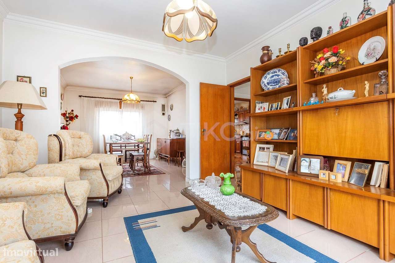 MORADIA GEMINADA À  VENDA EM PORTO SALVO– 3 PISOS, 2 FRENTES-5