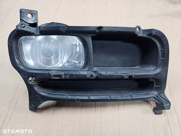 TOYOTA AVENSIS T25 03-06 HALOGEN RAMKA PRAWY - 1