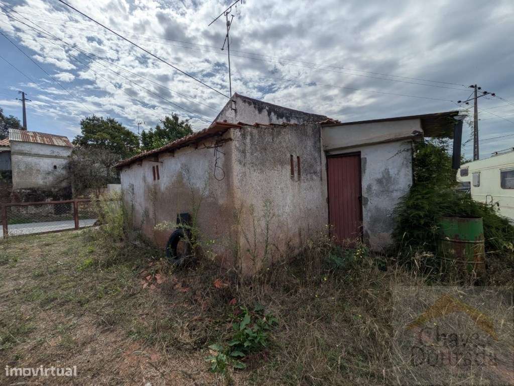 Vende-se moradia para recuperar com lote de terreno - Lordemão-9