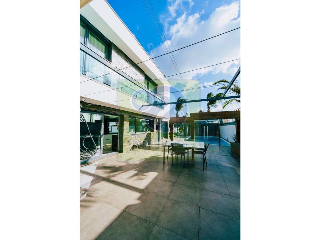 Moradia de luxo, bem localizada-10