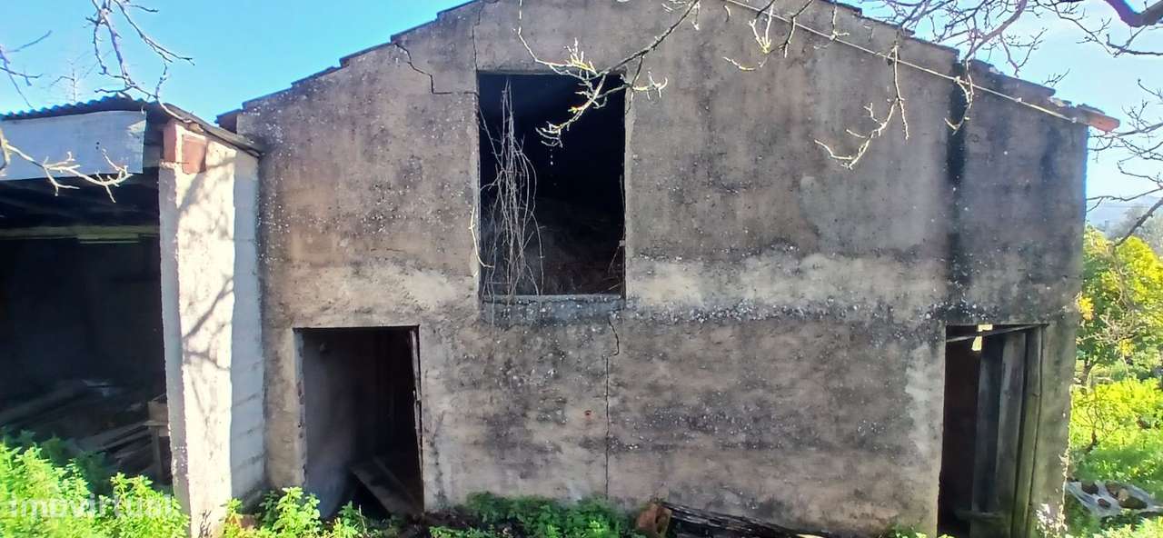 Quinta para restaurar na freguesia de Chãos-17