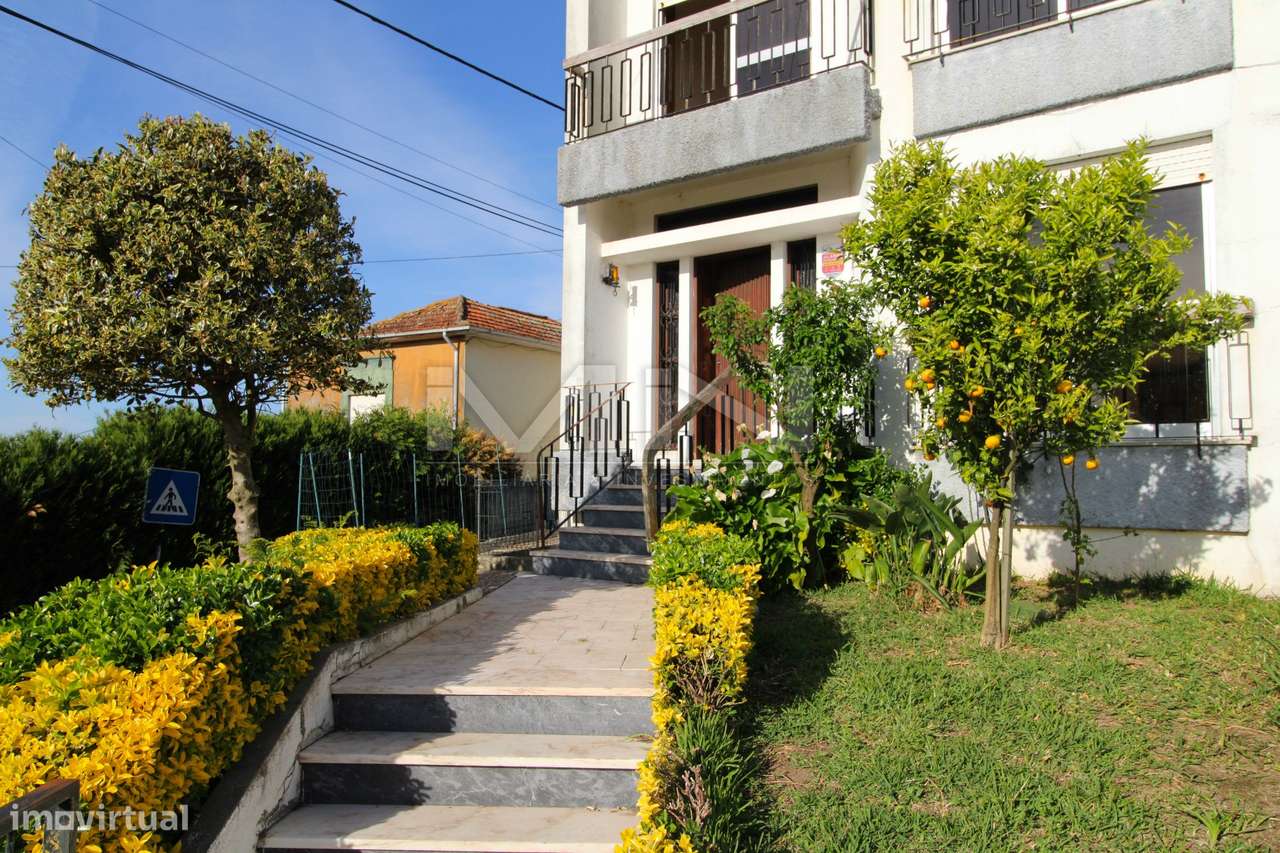 Moradia de 3 Frentes com Vista Panorâmica no Coração de Gondomar-55