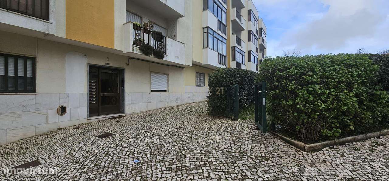 Amadora - Reboleira, apartamento T2 com 94m2, sala com lareira, 2 vara - Grande imagem: 2/14