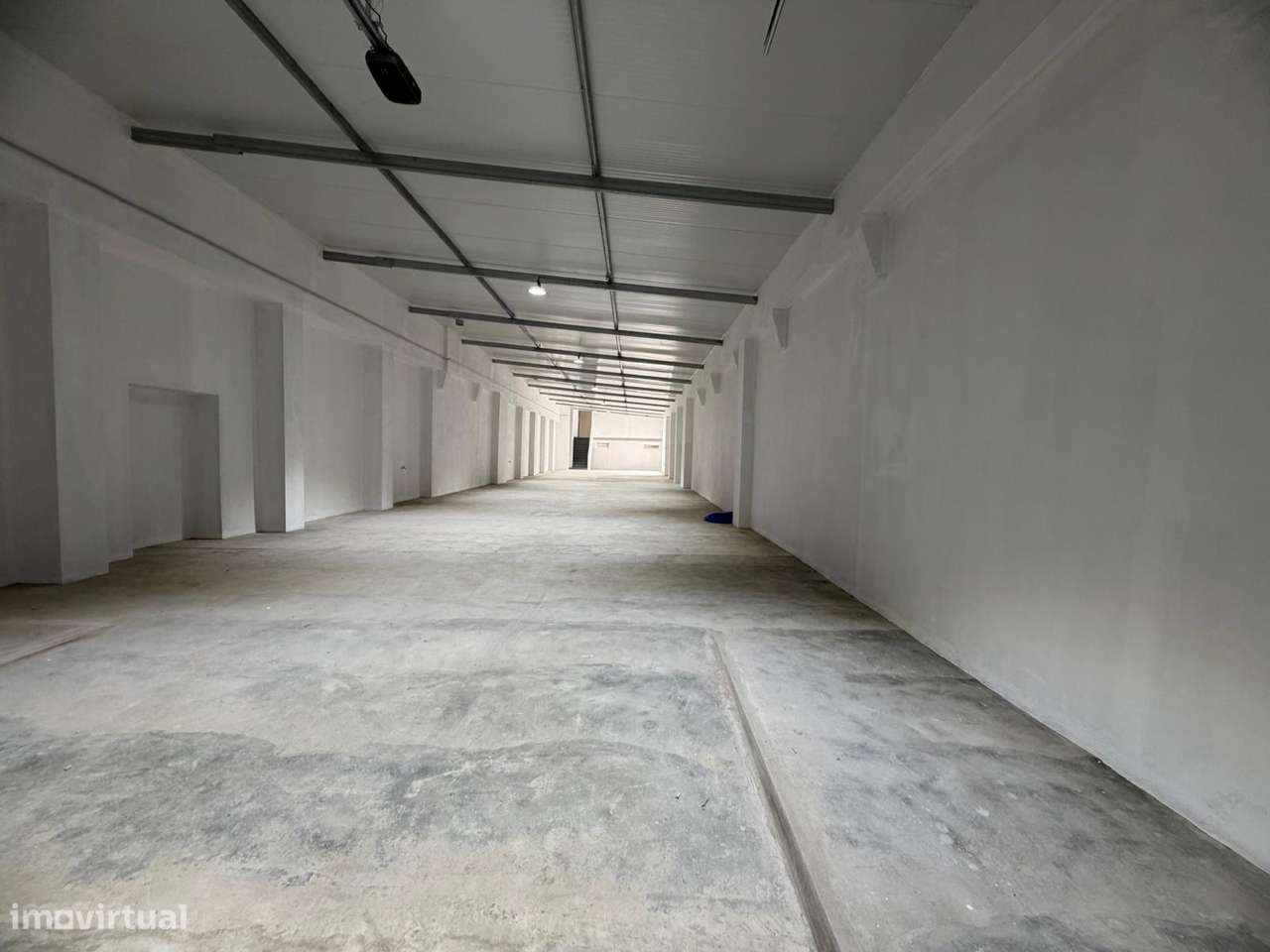 Armazém Totalmente Remodelado na Baixa da Banheira-0